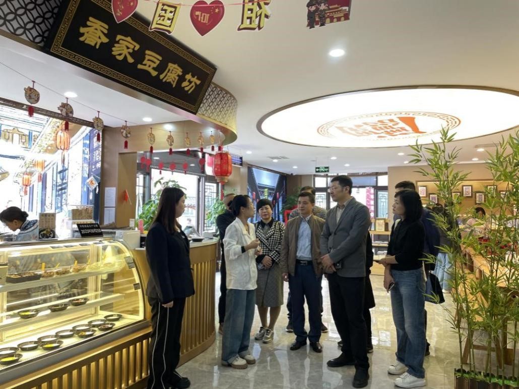 山西財(cái)經(jīng)大學(xué)工商管理學(xué)院師生赴祁縣喬家大院景區(qū)開展調(diào)研活動