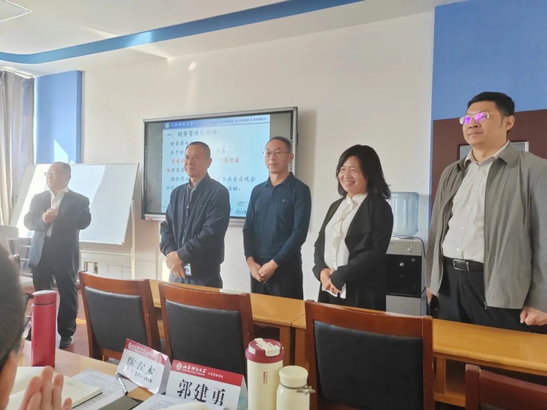 山西財經(jīng)大學(xué)工商管理學(xué)院領(lǐng)導(dǎo)深入課堂看望2023級MBA學(xué)生