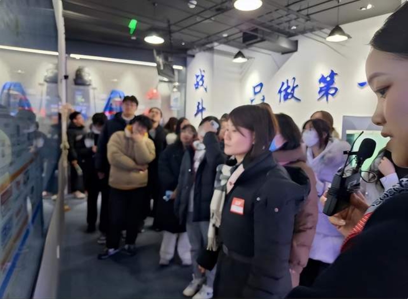 京東學(xué)院師生參觀京東總部企業(yè)館和黨建館