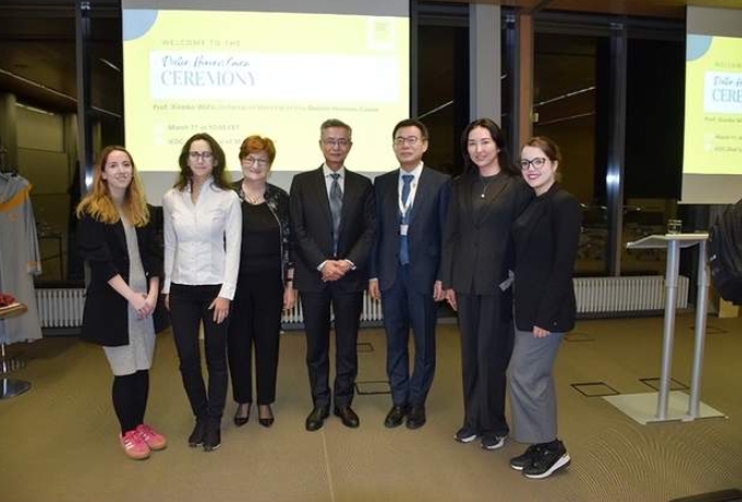 浙江大學(xué)管理學(xué)院教授吳曉波被布萊德商學(xué)院授予“榮譽博士”學(xué)位