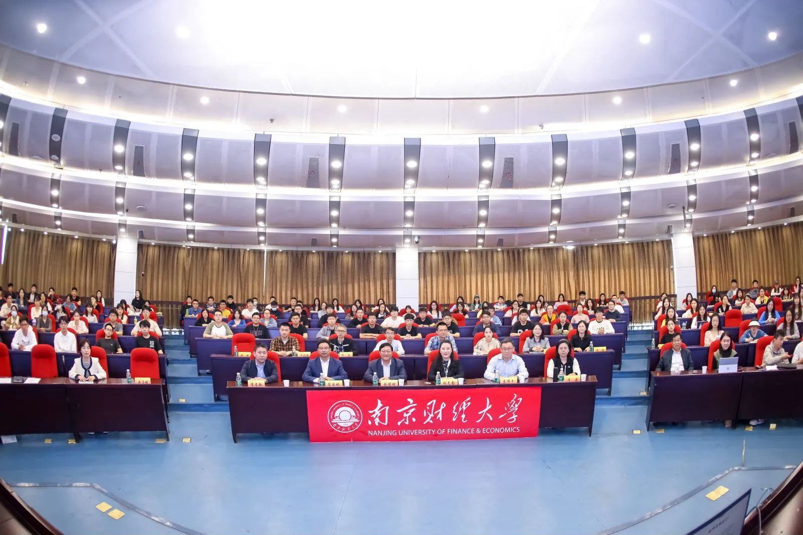 我國(guó)著名人力資源管理學(xué)專家趙曙明教授應(yīng)邀來(lái)南財(cái)MBA做專題報(bào)告