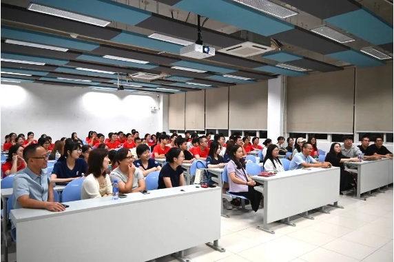 專業(yè)引航促成長(zhǎng)！北京師范大學(xué)灣區(qū)國(guó)際商學(xué)院2024級(jí)新生見(jiàn)面會(huì)暨專業(yè)介紹會(huì)順利舉行