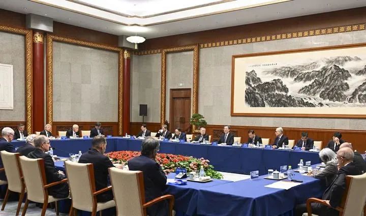 丁薛祥會見清華大學(xué)經(jīng)濟管理學(xué)院顧問委員會委員代表