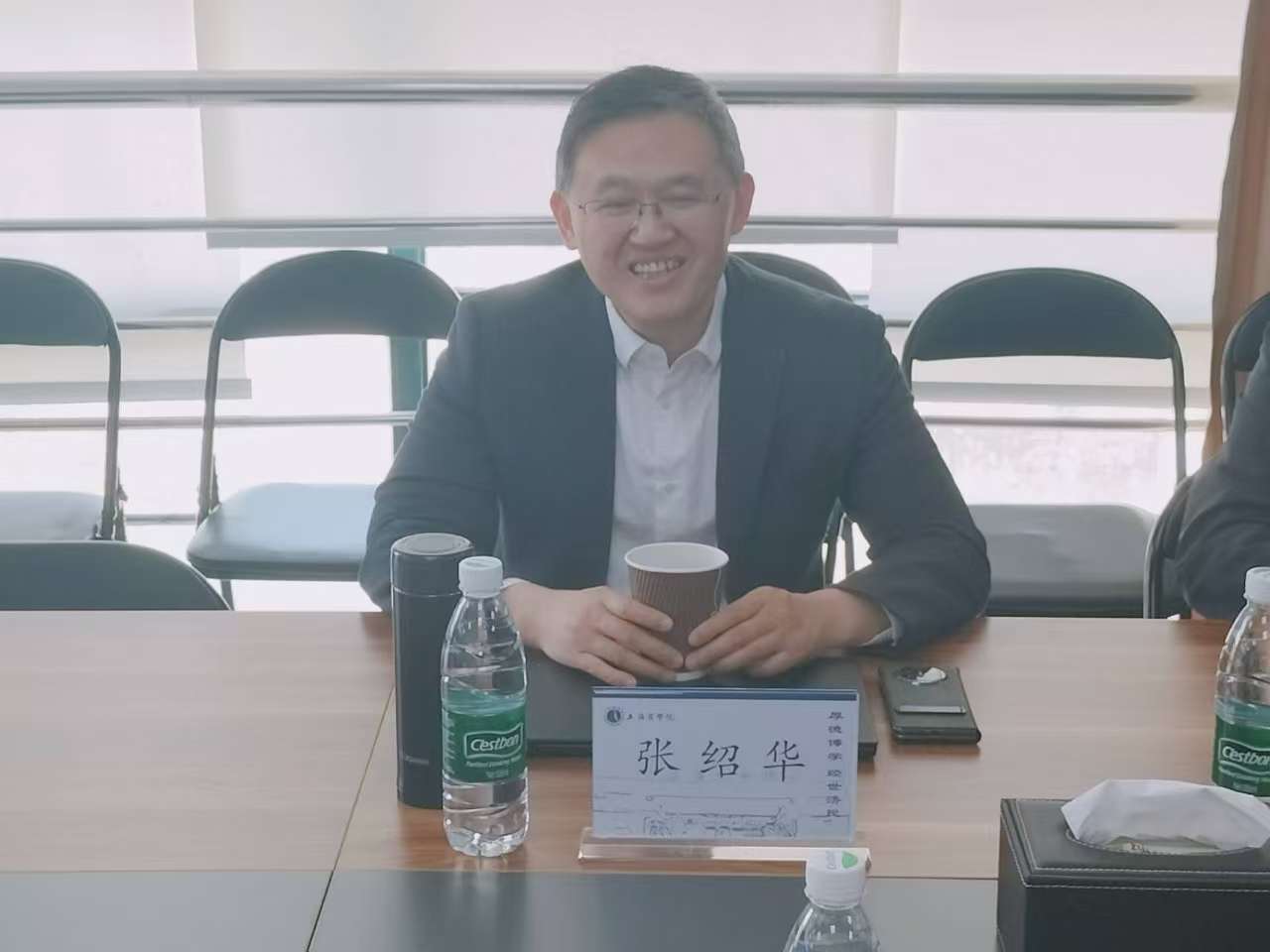 張紹華副校長調(diào)研上海商學院工商管理學院 AI 融合數(shù)字交叉專題研究