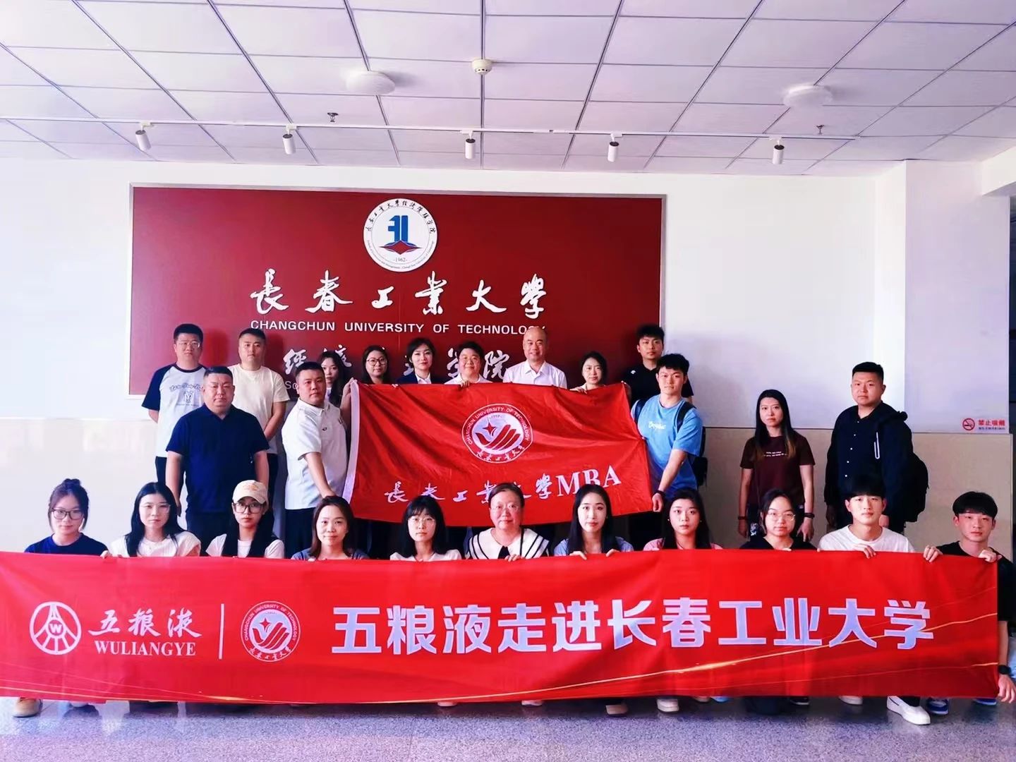 三杯九禮：文化賦能與職場(chǎng)競(jìng)合丨五糧液×長(zhǎng)春工大職場(chǎng)能力提升工作坊圓滿(mǎn)落幕