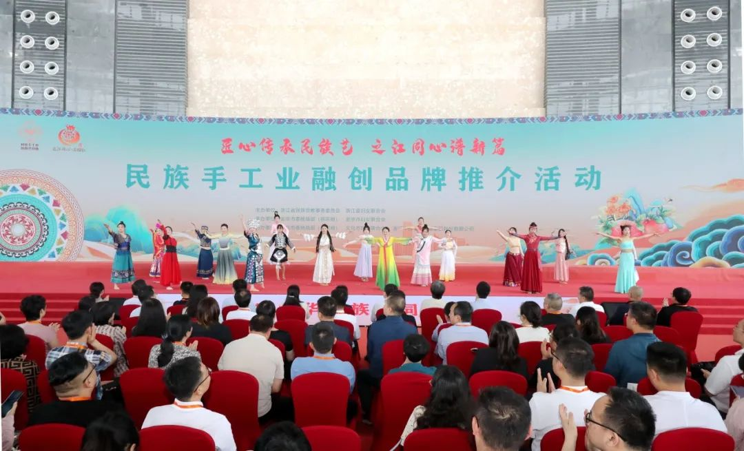 中央民族大學(xué)管理學(xué)院黃銳院長一行參加民族手工業(yè)融創(chuàng)品牌推介活動