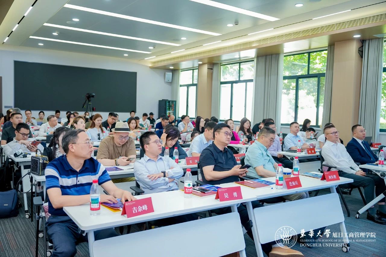 精彩速覽 | 2026東華大學(xué)MBA/EMBAIMPAcc/MEM/MF/MIB培養(yǎng)體系煥新發(fā)布會暨職業(yè)發(fā)展導(dǎo)師聘任儀式