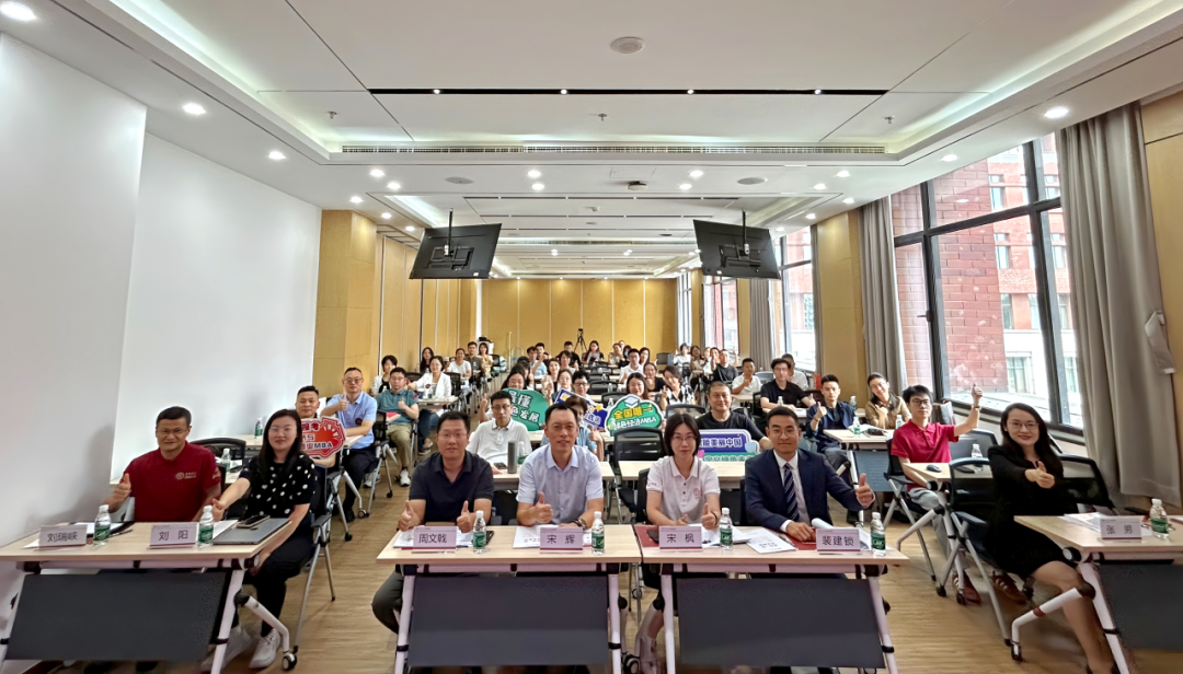 聚焦綠色經(jīng)濟(jì)前沿 共話(huà)循環(huán)商業(yè)未來(lái)——人大應(yīng)用經(jīng)濟(jì)學(xué)院舉辦第一期“綠色經(jīng)濟(jì)與循環(huán)商業(yè)”MBA公開(kāi)課暨2026“先鋒洞見(jiàn)”對(duì)話(huà)活動(dòng)