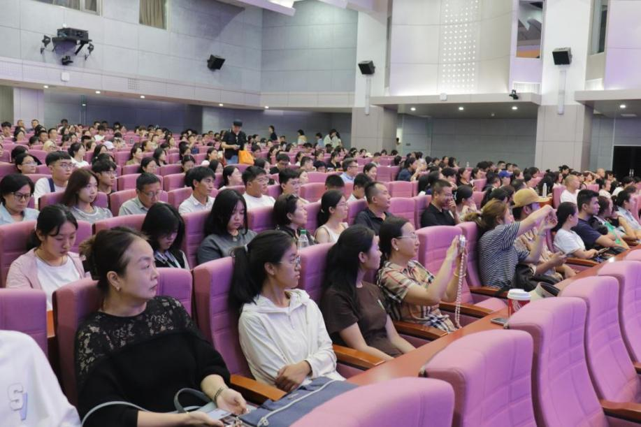 新聞資訊丨北語商學(xué)院召開2025級新生及新生家長會
