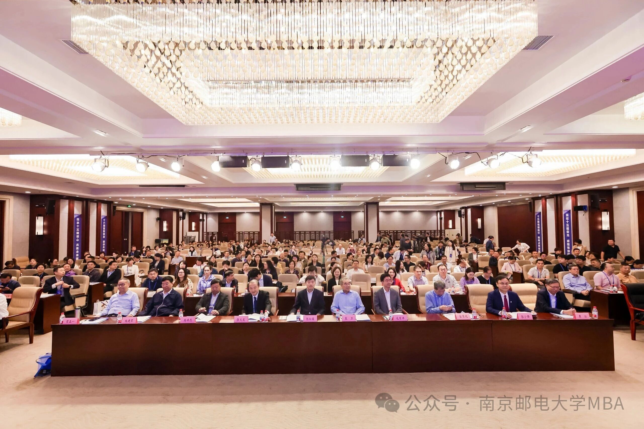 MBA中心教師獲評(píng)全國(guó)大學(xué)生市場(chǎng)調(diào)查與分析大賽十五周年（2010-2025） “金牌導(dǎo)師”和“突出貢獻(xiàn)獎(jiǎng)”榮譽(yù)稱號(hào)