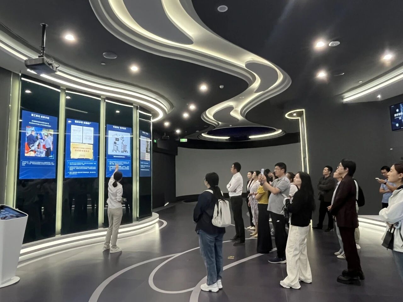 北理工管院專(zhuān)碩學(xué)子走進(jìn)天智航，揭秘手術(shù)機(jī)器人如何重塑醫(yī)療未來(lái)