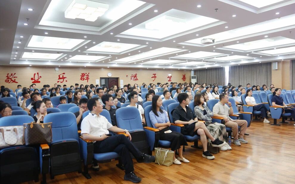 江西財(cái)經(jīng)大學(xué)工商管理學(xué)院舉辦2025級研究生新生開學(xué)第一課暨入學(xué)教育活動